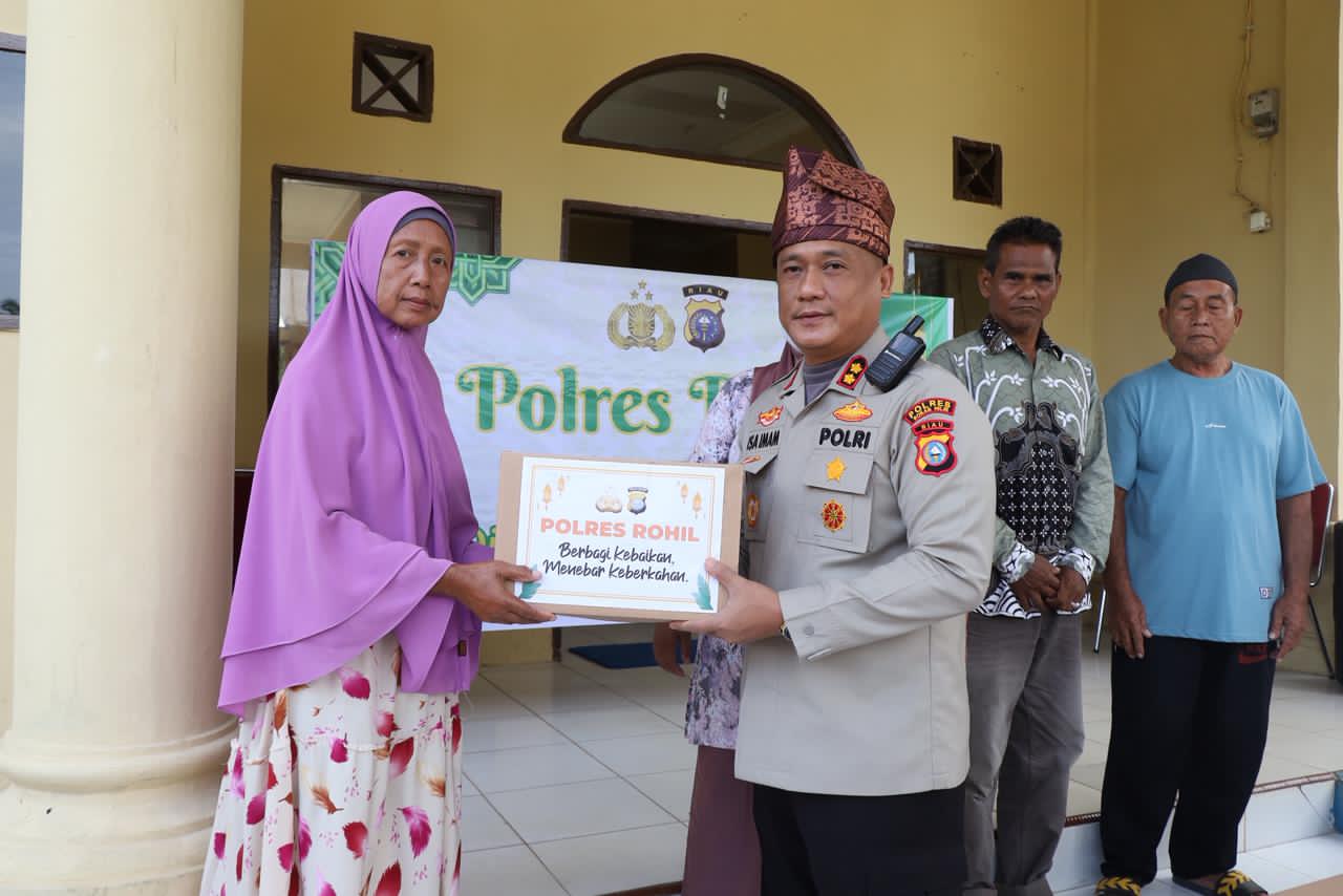 Kapolres Rohil AKBP Isa Imam Syahroni, S.I.K., M.H.,salurkan bantuan kepada kaum dhuafa