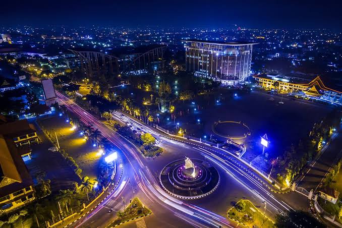Keindahan Tugu Zapin saat Malam Hari