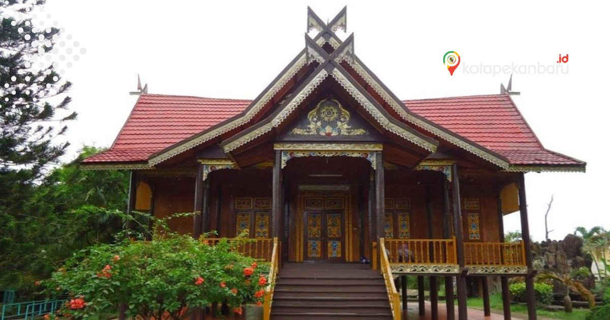 Rumah adat Selaso Jatuh Kembar