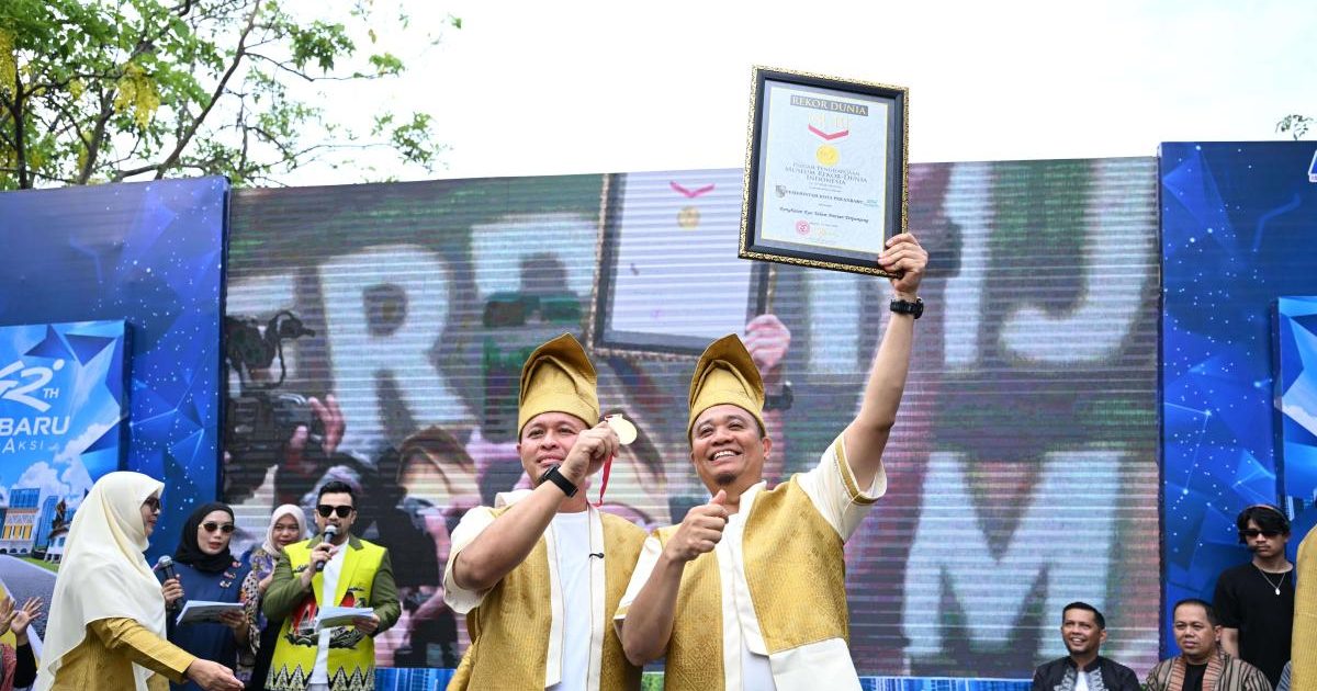 478813MURI - Foto Wali & Wakil Walikota Beserta Istri.jpg