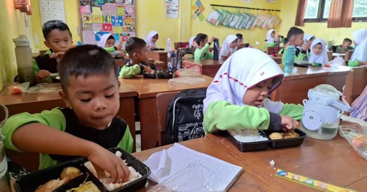Anak anak saat menyantap makanan gratis (Foto/ist).