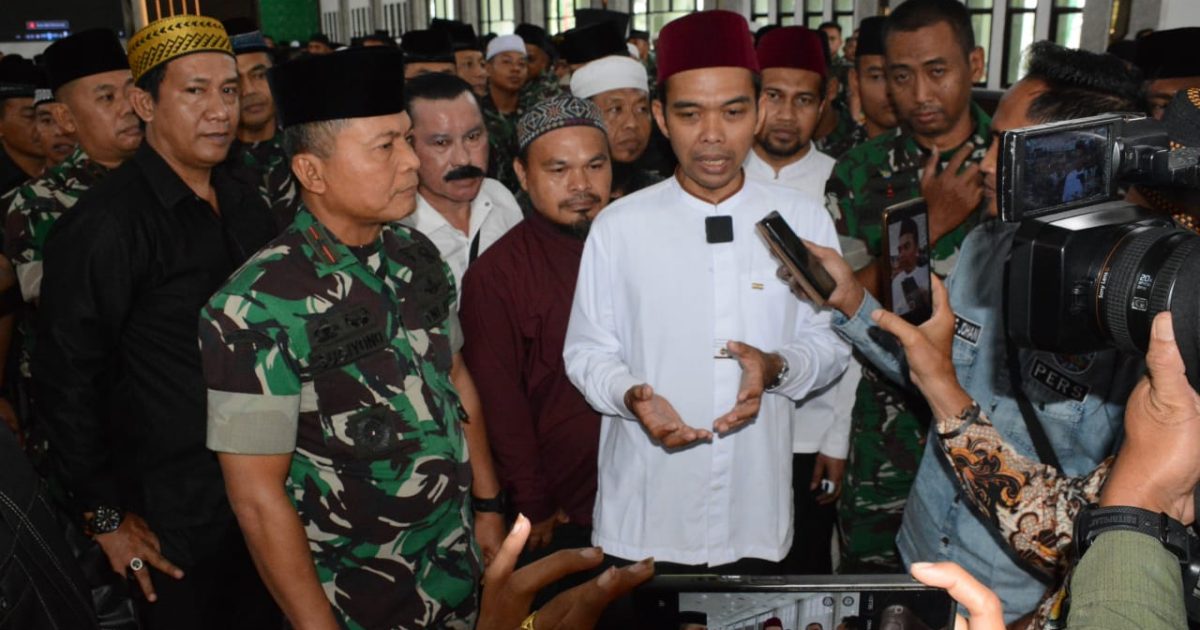 Saat UAS mengawali wawancara doorstop yang dilakukan sejumlah awak media di Pekanbaru. (19/4/2025). (Poto/ist)