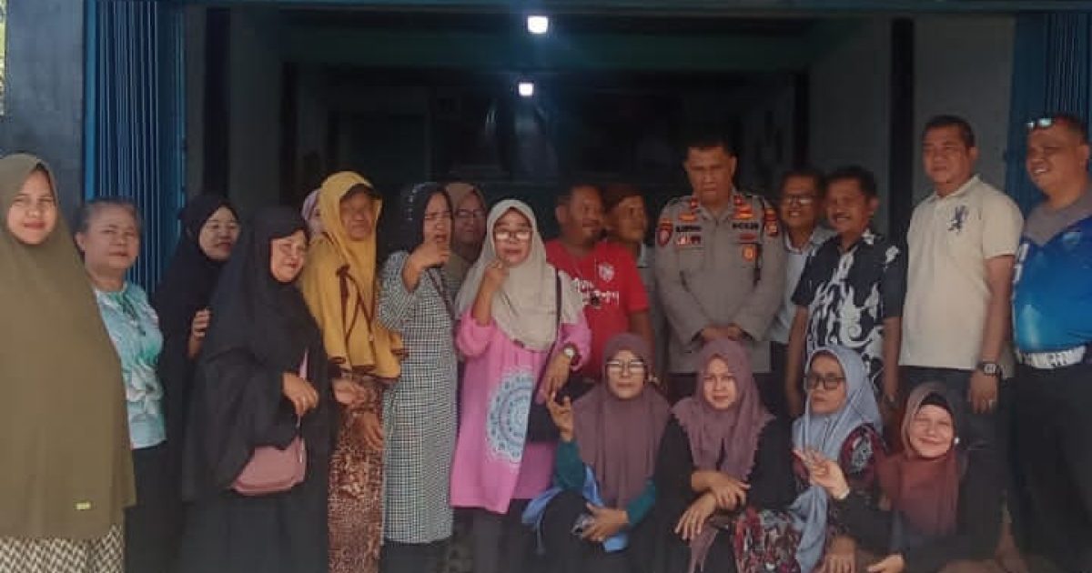 Kompol Nusirwan SH, Kapolsek Binawidya bersama Personilnya Berkunjung kekantor APPSI (Asosiasi Pedagang Pasar Seluruh Indonesia) Pasar Baru Panam, (photo/ist)