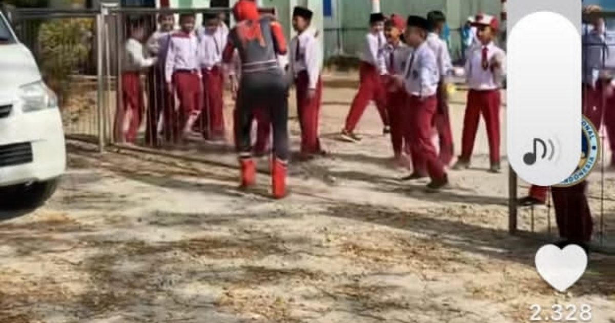 Viral dimedsos spiderman mengantar MBG disekolah