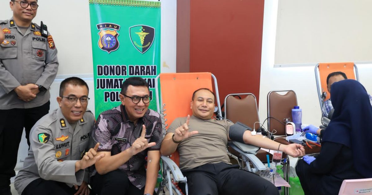 Polda Riau melaksanakan Donor Darah dalam rangka Jumat Berkah di Aula Tribrata lantai 5 Mapolda Riau Jalan Pattimura, (photo/ist)