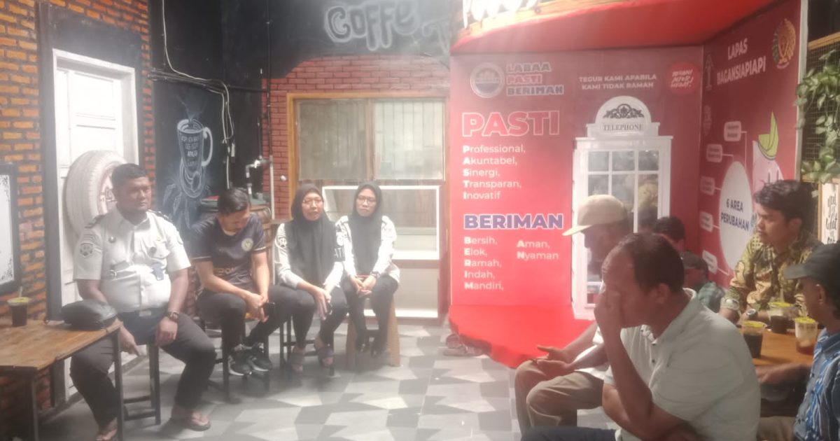 Pertemuan antara pihak Lapas Bagansiapiapi dengan insan pers Pojok WBK Coffee Robbin Lapas Bagansiapiapi, (photo/ist)