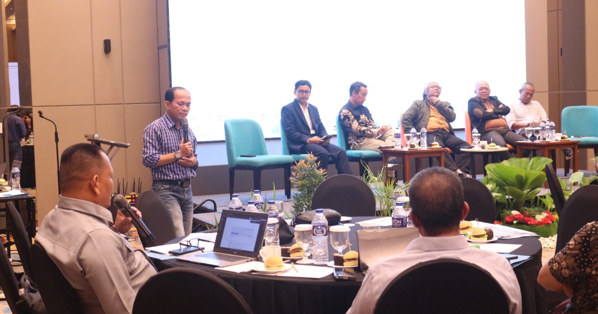 Caption: Zamhari (Akademis/Dosen Ibek) moderator Diskusi Publik bertajuk Memahami Rencana PLTN di Bangka Belitung Diskusi Data dan Fakta, Aston Emidary Bangka Hotel dan Conference Center Pangkalpinang, Sabtu (7/2/2026) (photo/ist)