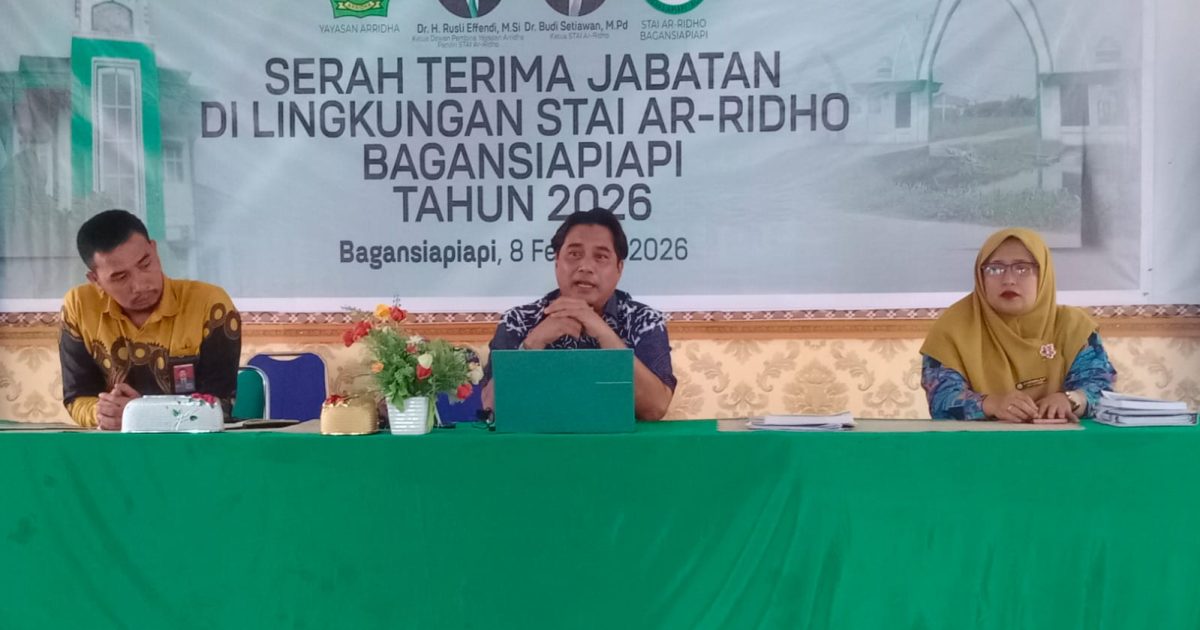 Ketua STAI Ar Ridho Bagansiapiapi, Dr. Budi Setiawan., M.Pd memberikan arahan saat sertijab pejabat struktural Minggu (8/2/2026) di gedung rektorat.(photo/ist)