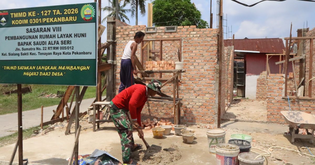 Satgas TNI Manunggal Membangun Desa (TMMD) ke-127 Kodim 0301/Pekanbaru terus menunjukkan komitmennya dalam membantu meningkatkan kesejahteraan masyarakat melalui pembangunan Rumah Tidak Layak Huni (RTLH) milik Bapak Saudi Alfa Seri (photo/ist)