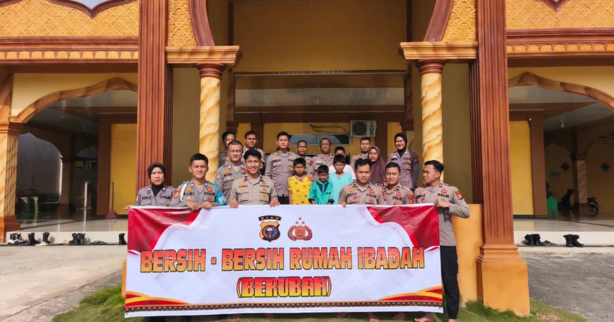 Polres Rokan Hilir melaksanakan Program kegiatan Bersih-Bersih Rumah Ibadah (BERUBAH)