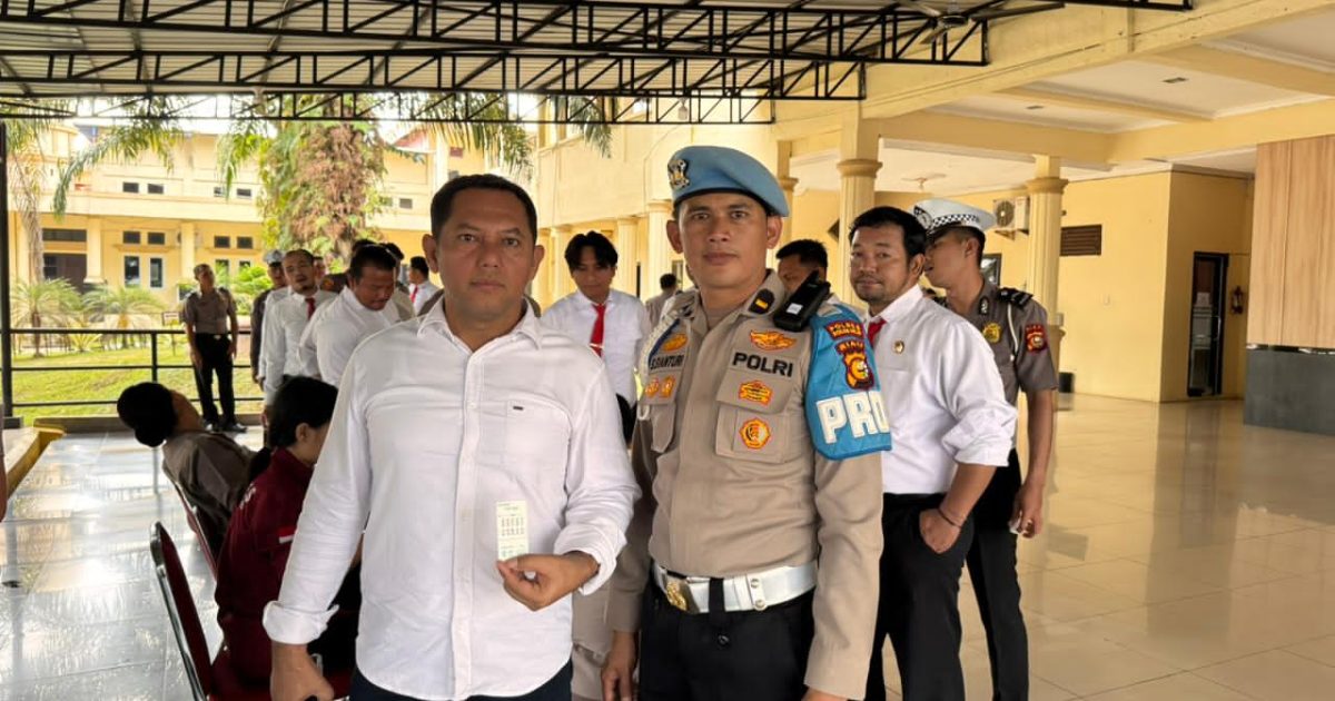 melaksanakan kegiatan pengecekan urine terhadap personel, (photo/ist)