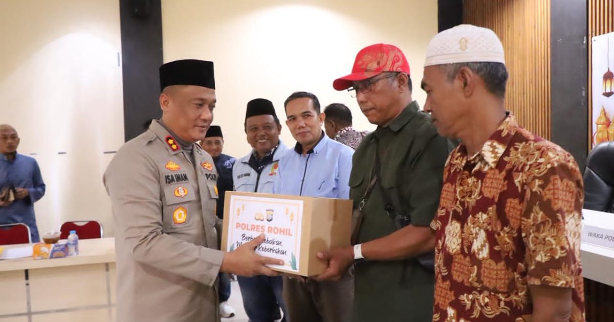 Kapolres Rohil saat menyerahkan bingkisan kepada awak media (photo/ist)
