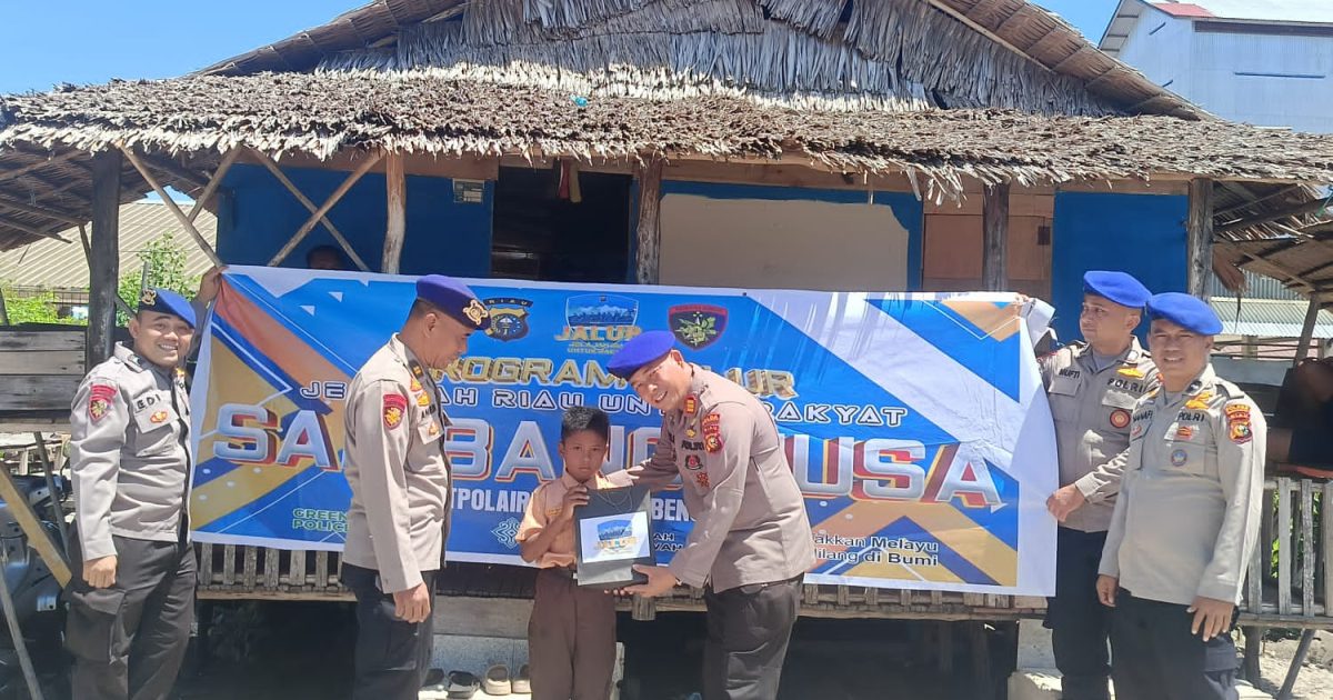 Kasat Polairud Polres Bengkalis, AKP Daniel S.N.S.I.P, bersama personel Satpolairud. Sebanyak 20 anak dari keluarga kurang mampu di wilayah pesisir menerima bantuan perlengkapan sekolah berupa buku tulis, pena, pensil, penghapus, rautan, dan penggaris.(photo/ist)