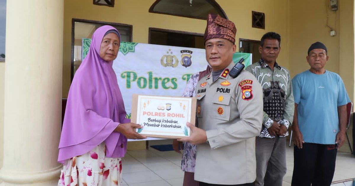 Kapolres Rohil AKBP Isa Imam Syahroni, S.I.K., M.H.,salurkan bantuan kepada kaum dhuafa