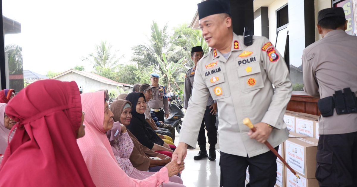 Polres Rokan Hilir melalui program Polres Rohil Peduli Kaum Dhuafa melaksanakan kegiatan pemberian bantuan sosial berupa paket sembako kepada masyarakat kurang mampu. (Photo/ist)
