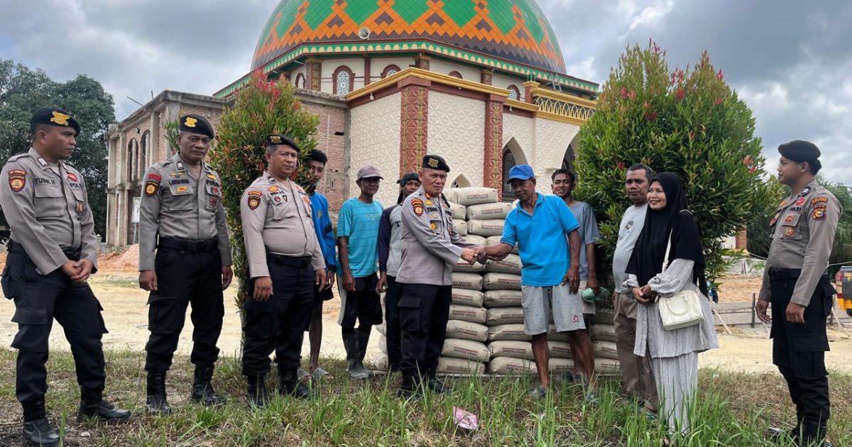 menyemarakkan Bulan Suci Ramadhan 1447 H / 2026 M, Satuan Samapta Polres Rokan Hilir melaksanakan kegiatan sosial berupa pemberian bantuan 80 (delapan puluh) zak semen untuk pembangunan Masjid Nurul (photo/ist)