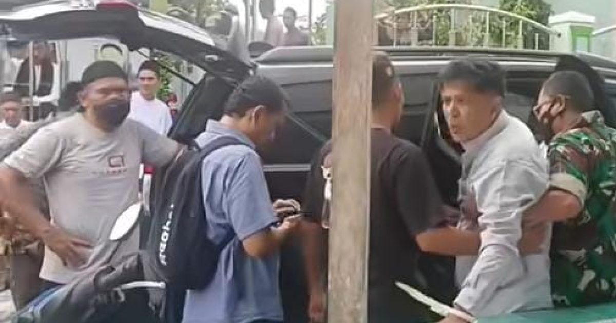 Marwan Mantan Kadis Kehutanan Babel saat dieksekusi tim jaksa usai sholat Jum'at, (5/3/2026) (photo /ist)