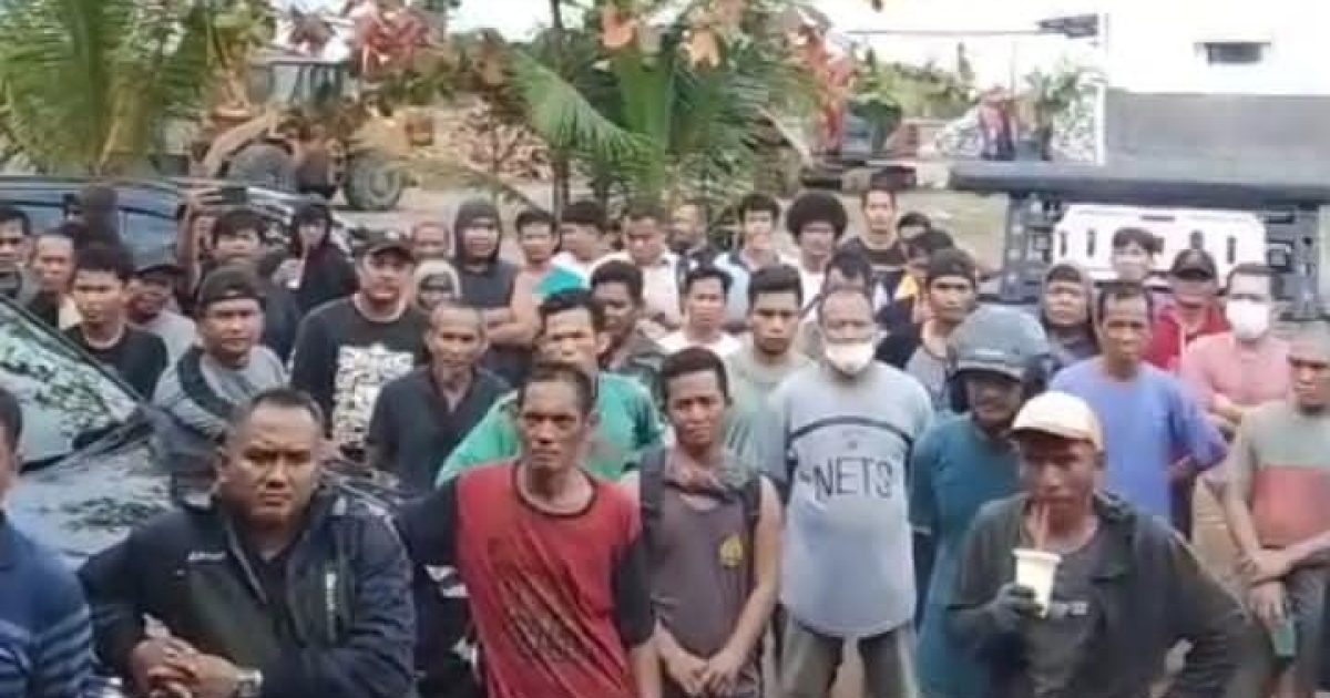Caption : Ratusan massa saat mendengar permohonan maaf dari Satgas Tricakti atas kesalah paham atas penghadangan dan pemeriksaan terhadap sejumlah truck yang mengangkut pasir tailing sebagian milik masyarakat mitra perusahaan, Sabtu (7/3/2026)
