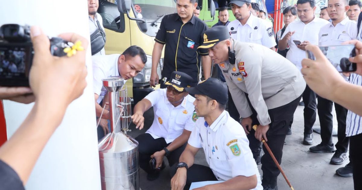 Kapolres Rohil dan Wakil Bupati rohil melakukan pengecekan langsung terhadap stok Bahan Bakar Minyak (BBM) di SPBU dan stok gas elpiji 3 kilogram di Stasiun Pengisian dan Pengangkutan Bulk Elpiji (SPPBE) untuk memastikan pasokan energi tetap terjaga.