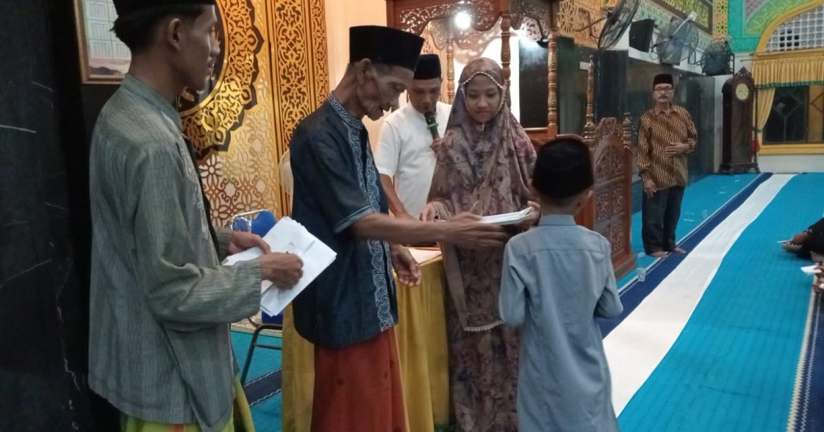 Pengurus Masjid Al-Mubarak menyerahkan santunan kepada 46 Anak Yatim (photo/ist)