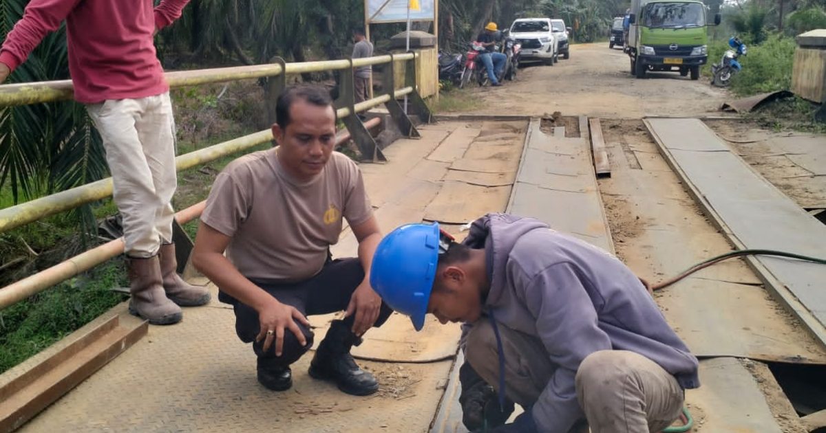 Polsek Simpang Kanan bersama Pemerintah Kecamatan Simpang Kanan dan masyarakat melaksanakan kegiatan perbaikan sementara jembatan penghubung lintas Kecamatan Simpang Kanan (photo/ist)