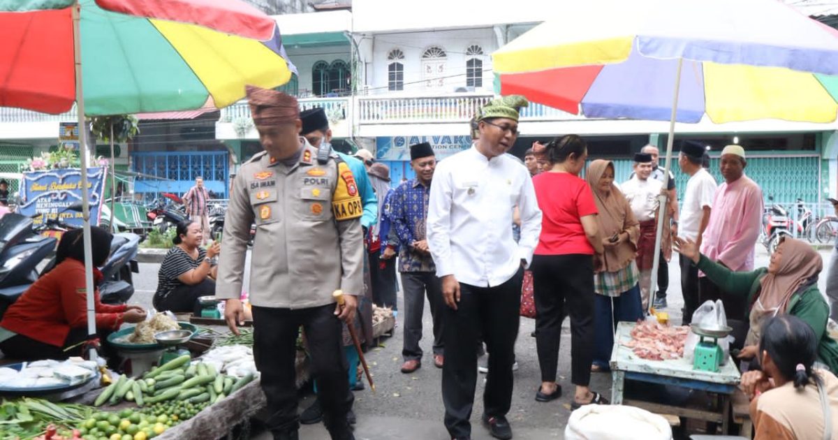 Kapolres Rokan Hilir AKBP Isa Imam Syahroni, S.I.K., M.H bersama Wakil Bupati Rokan Hilir Jhony Charles, BBA., MBA serta Wakil Ketua DPRD Kabupaten Rokan Hilir melakukan pengecekan langsung Bahan Pokok (photo/ist)
