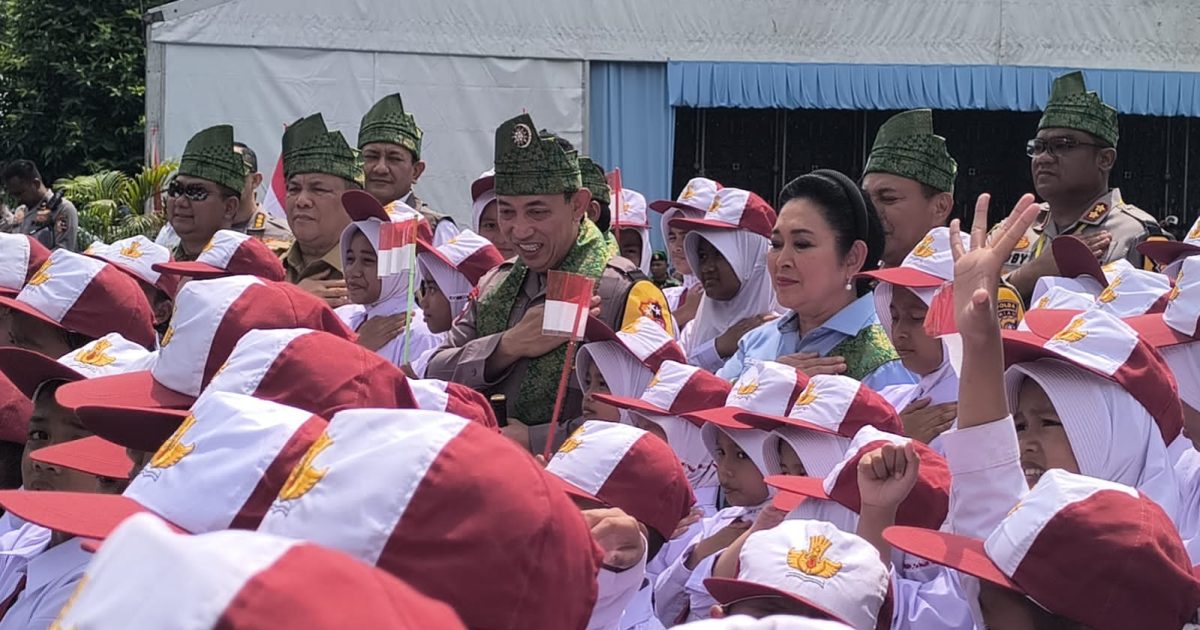 Kapolri Jenderal Polisi Listyo Sigit Prabowo bersama Ketua Komisi IV DPR RI Siti Hediati Hariyadi atau Titiek Soeharto hingga Menhut Raja Juli Antoni, hari ini meresmikan dan melakukan groundbreaking 110 Jembatan Merah Putih Presisi
