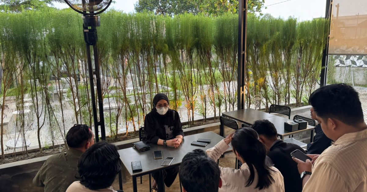Dian, seorang ibu tunggal, dengan suara bergetar dan air mata yang jatuh tanpa bisa ditahan, mengklaim anak laki-lakinya yang kini berusia delapan tahun adalah darah daging seorang wakil rakyat (photo/ist)