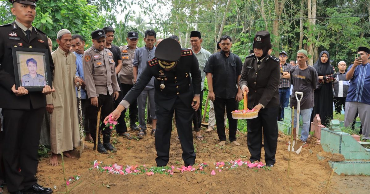 Suasana pemakanan almarhum Aiptu Rapendara (photo/ist)