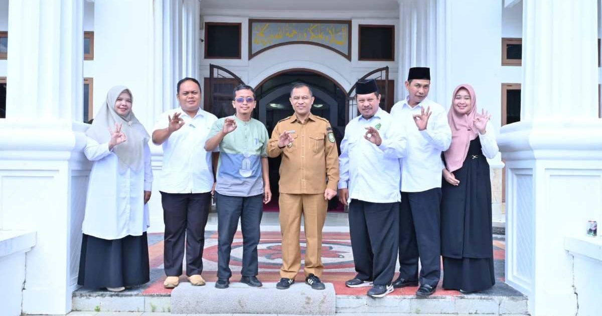 Poto bersama Wakil Bupati Bengkalis bersama jajaran Bank Riau Kepri (BRK) Syariah Cabang Bengkalis serta pimpinan IAIN Datuk Laksamana Bengkalis. (poto/ist/Kominfo Bkls).