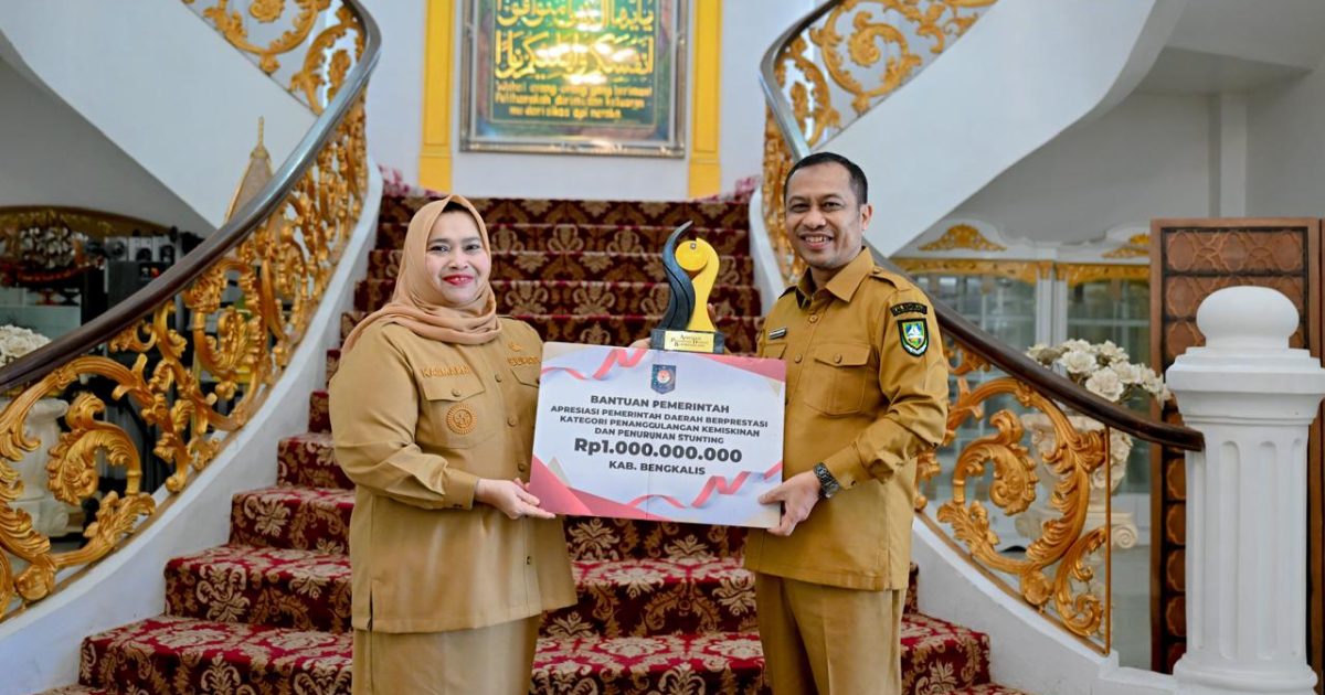 Wakil Bupati Bengkalis H. Bagus Santoso kepada Bupati Bengkalis Kasmarni di Wisma Sri Mahkota Bengkalis, Selasa (28/04/2026).(poto/ist/Kominfo Bkls).