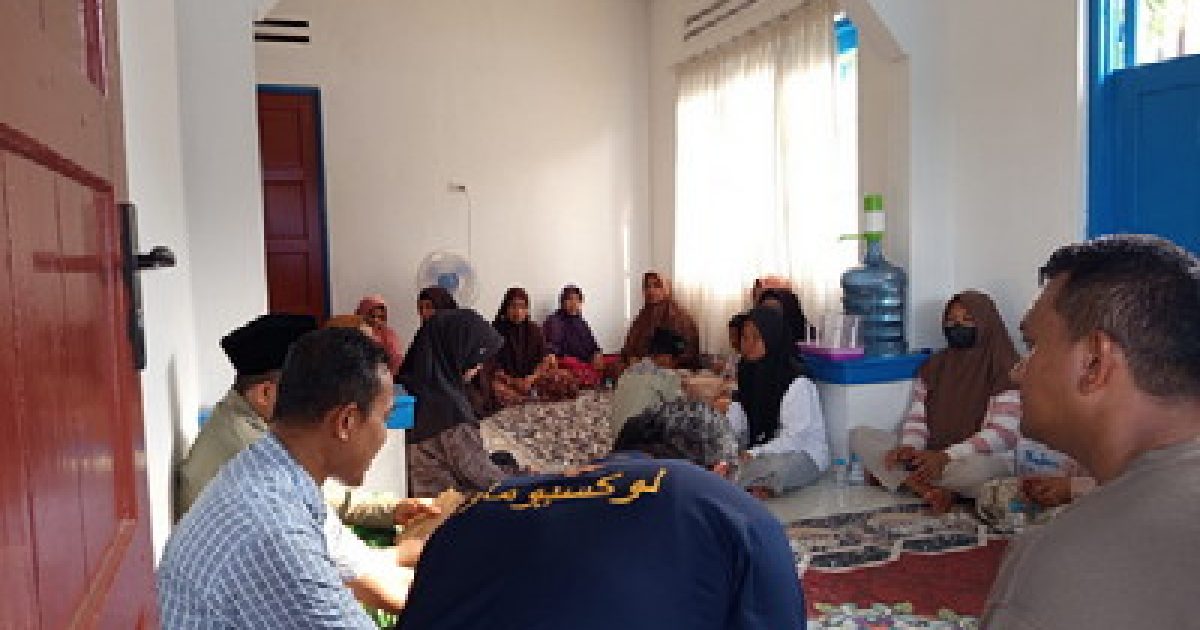 Bea Cukai Bengkalis menggelar bakti sosial dan doa bersama di Sungai Pakning dalam rangka HUT ke-81 RI dengan menyalurkan bantuan.(poto/ist).