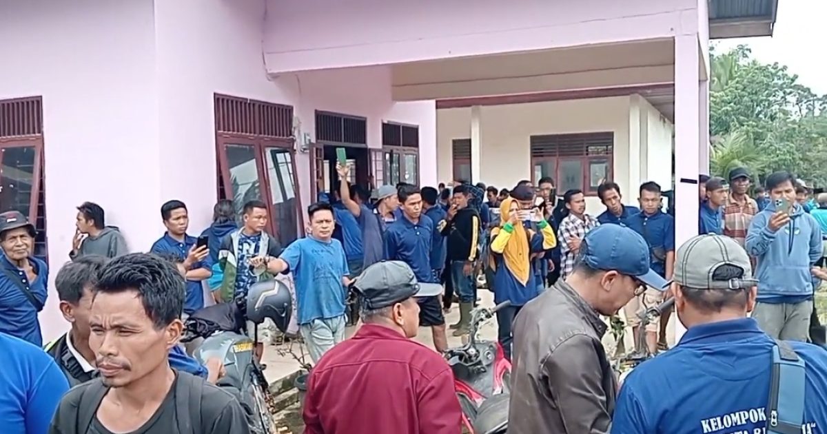 Dalam aksi tersebut, mereka mendesak pemerintah untuk segera menginstruksikan PT. INECDA Plantation mengembalikan lahan yang diklaim sebagai hak masyarakat. (Poto/istimewa).