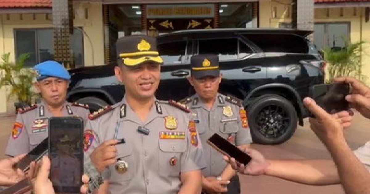 Kapolres Bengkalis, AKBP Fahrian Saleh Siregar, S.I.K., M.S.I saat diwawancarai usai upacara Pemberhentian Tidak Dengan Hormat (PTDH) terhadap salah satu personelnya, Aipda Asmadi. Senin (2/3/2026). (poto/ist/kotapekanbaru.id) 