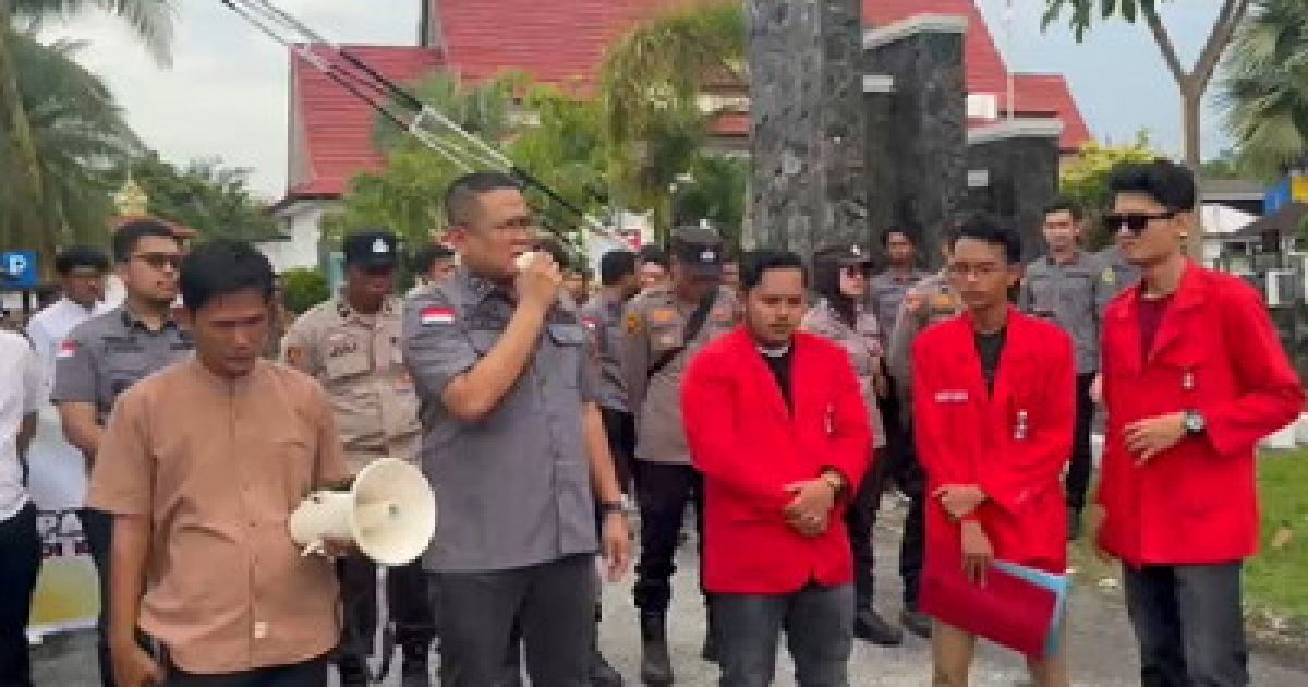 GMNI Kabupaten Bengkalis menggelar aksi unjuk rasa di depan Kantor Kejaksaan Negeri (Kejari) Bengkalis, Senin (20/4/2026). (poto/ist/riauintegritas.com)