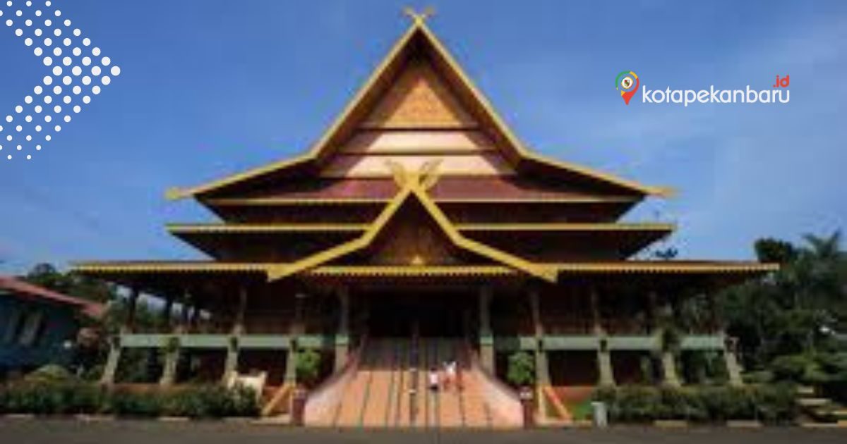 Rumah adat Selaso Jatuh Kembar