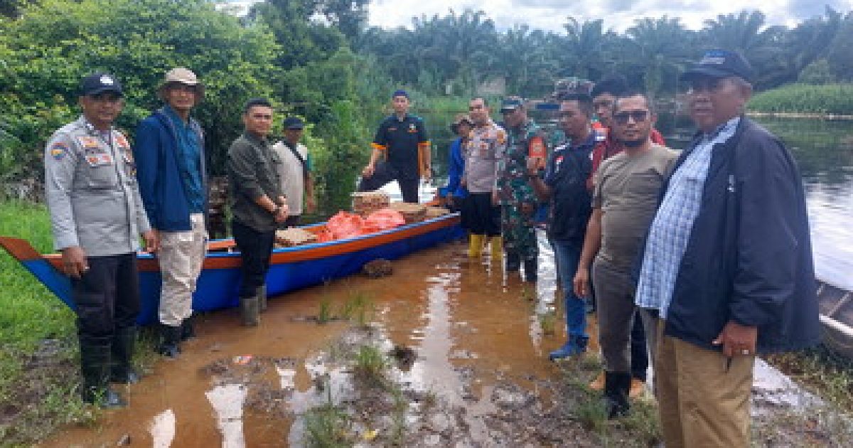 Penyerahan bantuan itu dipimpin langsung oleh jajaran pengurus Koperasi BBDM, yakni Sekretaris Husni Libra, MH, Wakil Ketua Sulaiman. (Poto/ist).
